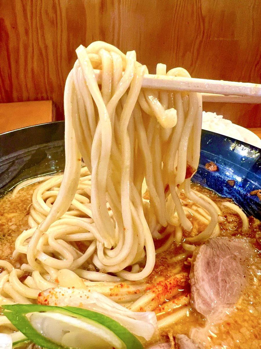 江古田 一心軒
ピリ辛ラーメン+揚げネギ
一心軒に行きたい時は決まって二日酔いな私。
背脂豚骨のプースーがバチクソ沁み渡ります。
久しぶりに行ったけど未だにラーメンが700円。このクオリティで700円はやばい。なんなら年々レベル上がってるんじゃないか(笑)
サイコーでした。