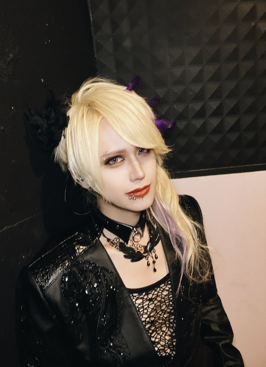 今日は秋晴れ☀️秋を感じられる日ですね🍁
そして11月04日ということで、いい推しの日らしいです✨
自分もライブを観に行くのが好きで時々チケットを買ってライブ会場に足を運ぶことがあります。