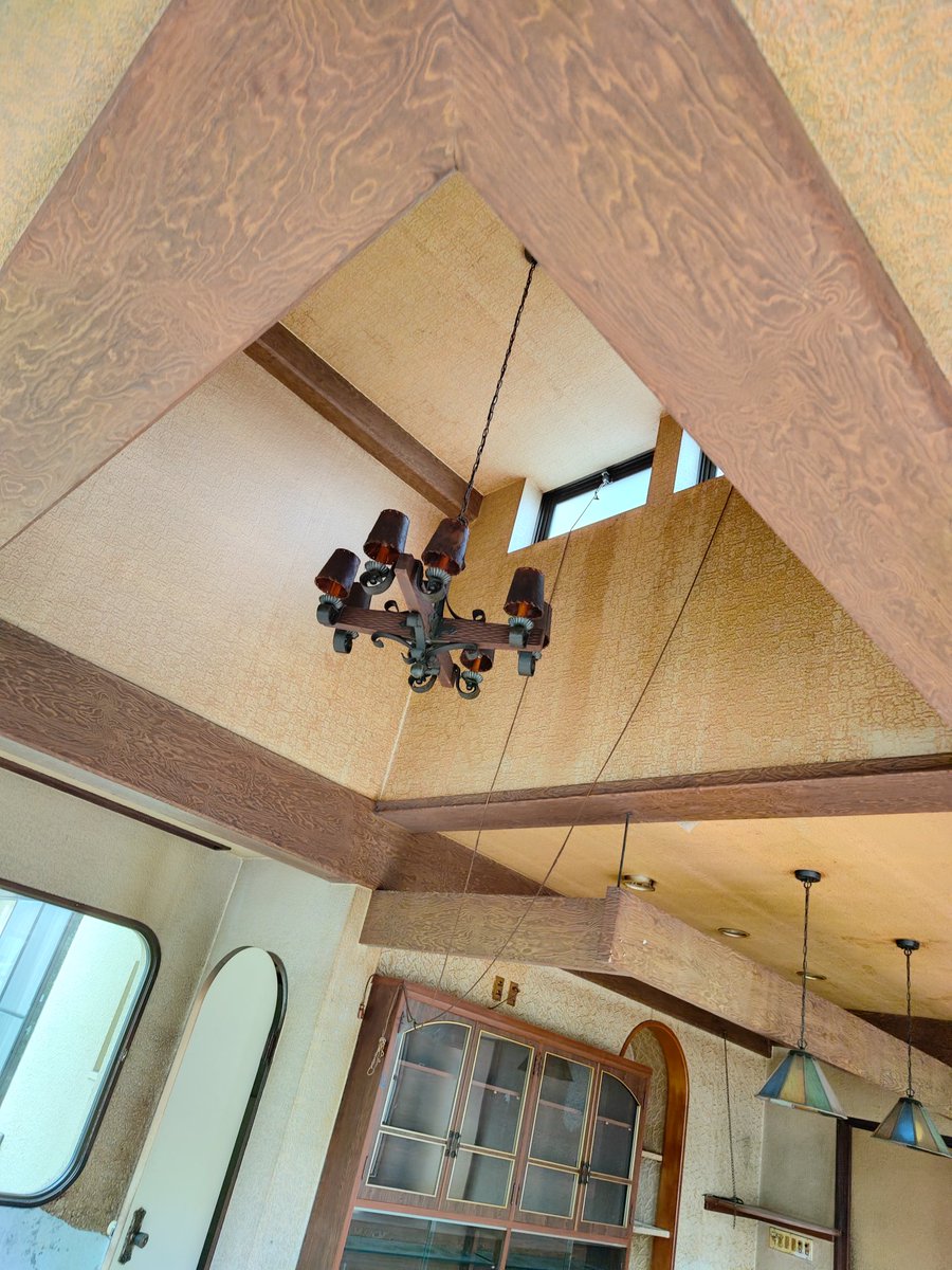 今から掃除して、壁紙と床貼り替えて、トイレを洋式にして、電球替えて、やる事山盛りじゃい！🙌🏻

#カレー事業
#物件ゲット