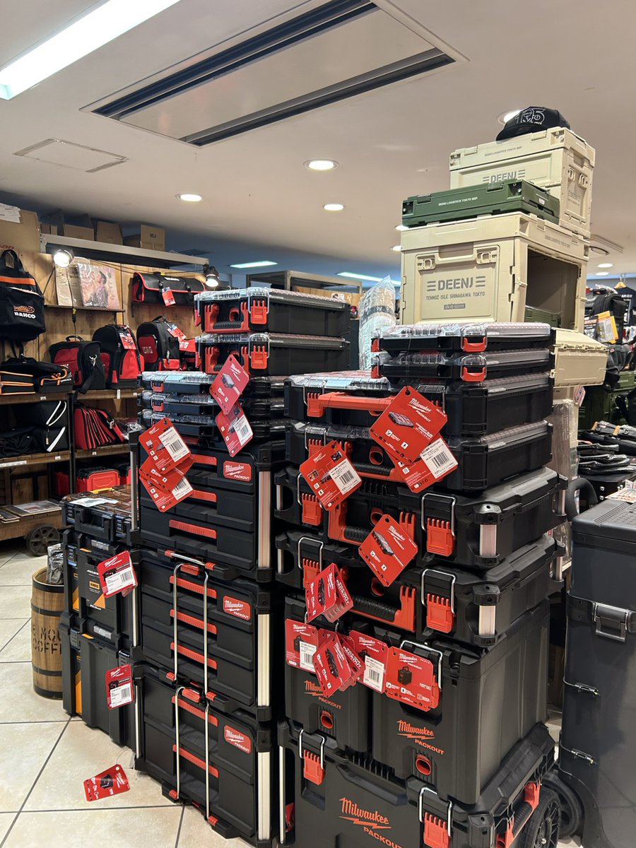 FG_NAMBA's tweet photo. ミルウォーキー「BLACK PACKOUT」本日遂に発売!!
シックなブラックケースにレッドのミルウォーキーロゴがあしらわれたいつもとは一味違うパックアウト!
なんば店でも早速展示させて頂いておりますので是非店頭にて御覧ください!
#ファクトリーギア #なんば #難波 #Milwaukee
#BLACKPACKOUT https://t.co/1TybRgaE1m