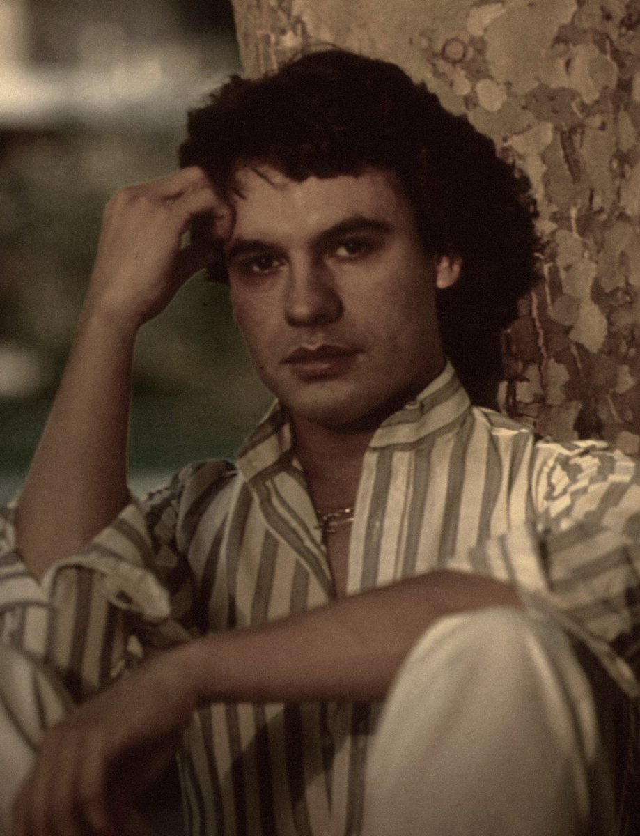 moonlightdali's tweet photo. AL FIN la gente está entendiendo lo guapo que era juan gabriel de joven 👏🏼👏🏼 a la fila que ya somos muchas y desde hace tiempo https://t.co/n1hv0vPE3E