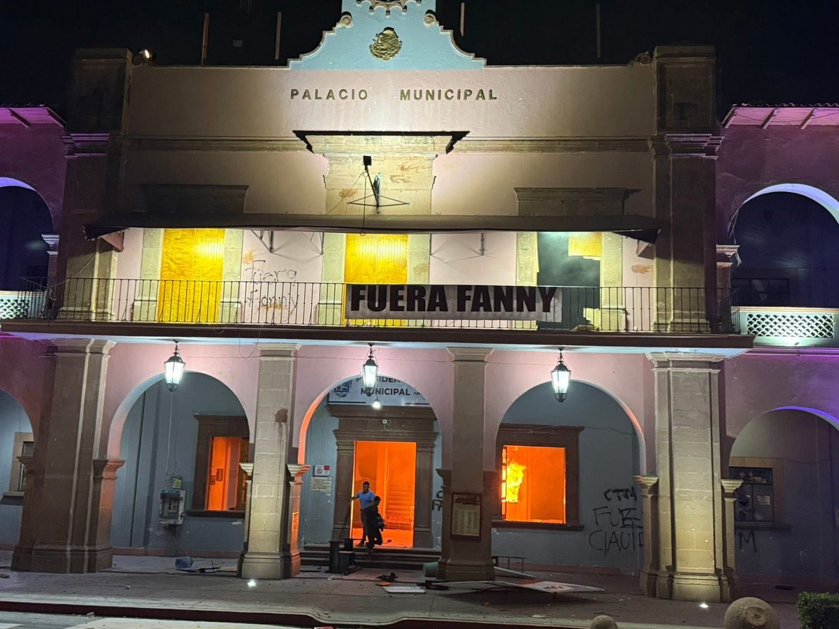 cdmxof's tweet image. 𝗔𝗛𝗢𝗥𝗔 😳😱 Exigen justicia y queman el Palacio Municipal de Apatzingán en #michoacan, la tensión aumenta en medio de las protestas por el caso Carlos Manzo.🔥🚨

"Si no hay paz para el pueblo, que no haya paz para el gobierno". Gritan los protestantes.

#Cdmx