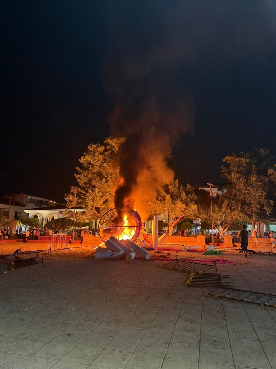 cdmxof's tweet image. 𝗔𝗛𝗢𝗥𝗔 😳😱 Exigen justicia y queman el Palacio Municipal de Apatzingán en #michoacan, la tensión aumenta en medio de las protestas por el caso Carlos Manzo.🔥🚨

"Si no hay paz para el pueblo, que no haya paz para el gobierno". Gritan los protestantes.

#Cdmx
