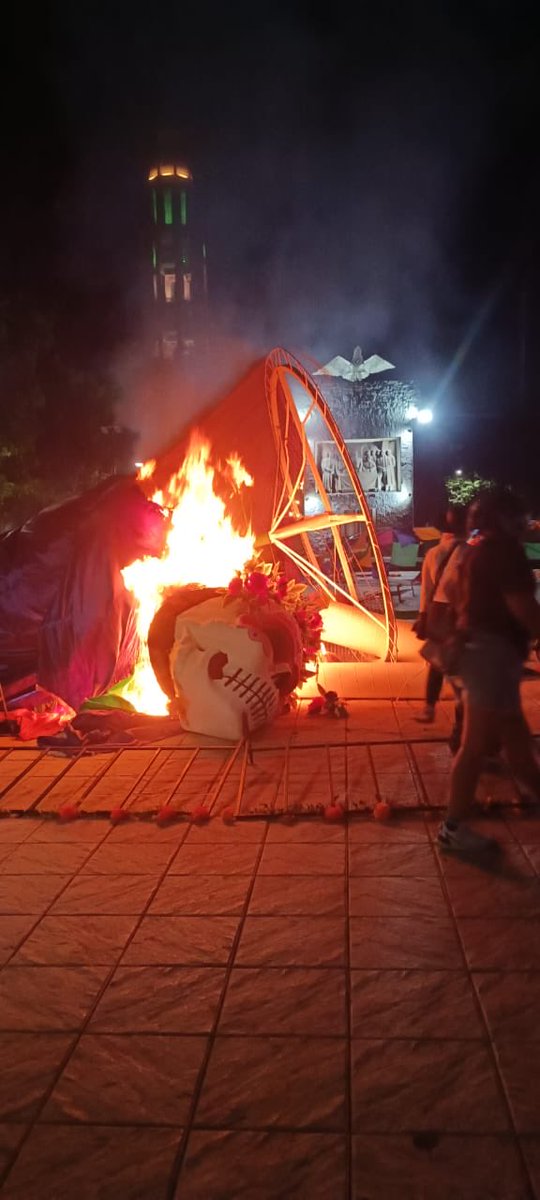 cdmxof's tweet image. 𝗔𝗛𝗢𝗥𝗔 😳😱 Exigen justicia y queman el Palacio Municipal de Apatzingán en #michoacan, la tensión aumenta en medio de las protestas por el caso Carlos Manzo.🔥🚨

"Si no hay paz para el pueblo, que no haya paz para el gobierno". Gritan los protestantes.

#Cdmx