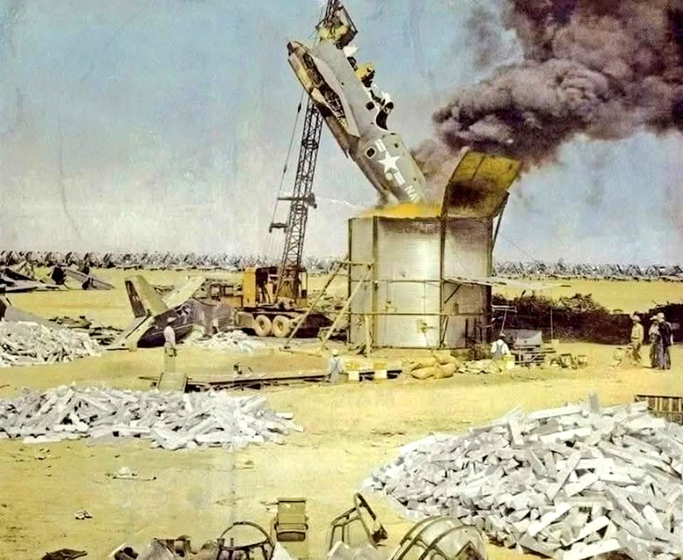 TRUFAULT's tweet image. Así fue el final para la mayoría de #aviones en la Segunda Guerra Mundial. 
Un crisol, donde fueron fundidos para obtener lingotes de #aluminio.
En este caso, estaba situado en Estados Unidos.
🇺🇲✈️
#Historia #WW2 #WWII #AviationNews #Pilot
#aviationhistory #wwii #PictureoftheDay