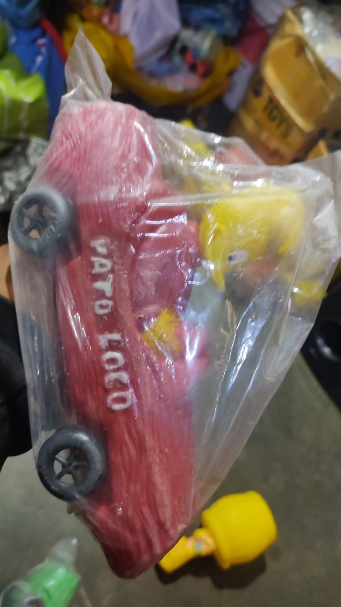 Elegido123_'s tweet photo. La señora que me hace la limpieza me invitó mañana a su casa porque le van a festejar el cumpleaños a su hijo, pero alguien me dijo que a la gente humilde no le gusta que les regalen cosas caras, así que tuve que ir al mercado y creo que encontré el regalo perfecto. https://t.co/QPyawyhwtw