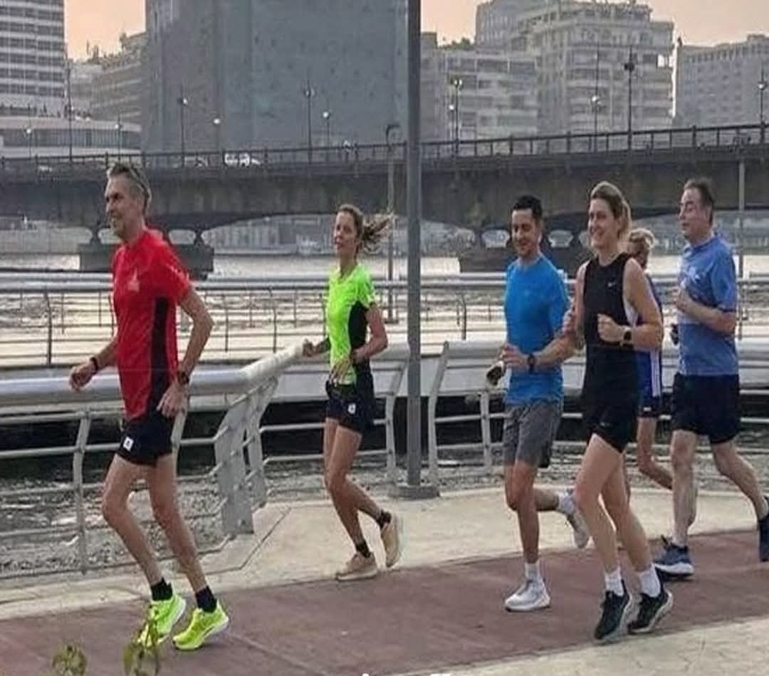 دعاية بمليار جنيه لمصر 🇪🇬 رئيسا وزراء هولندا وبلجيكا وزوجتاهما يستمتعون بالرياضة على النيل ❤

#come_to_Egypt ♥️