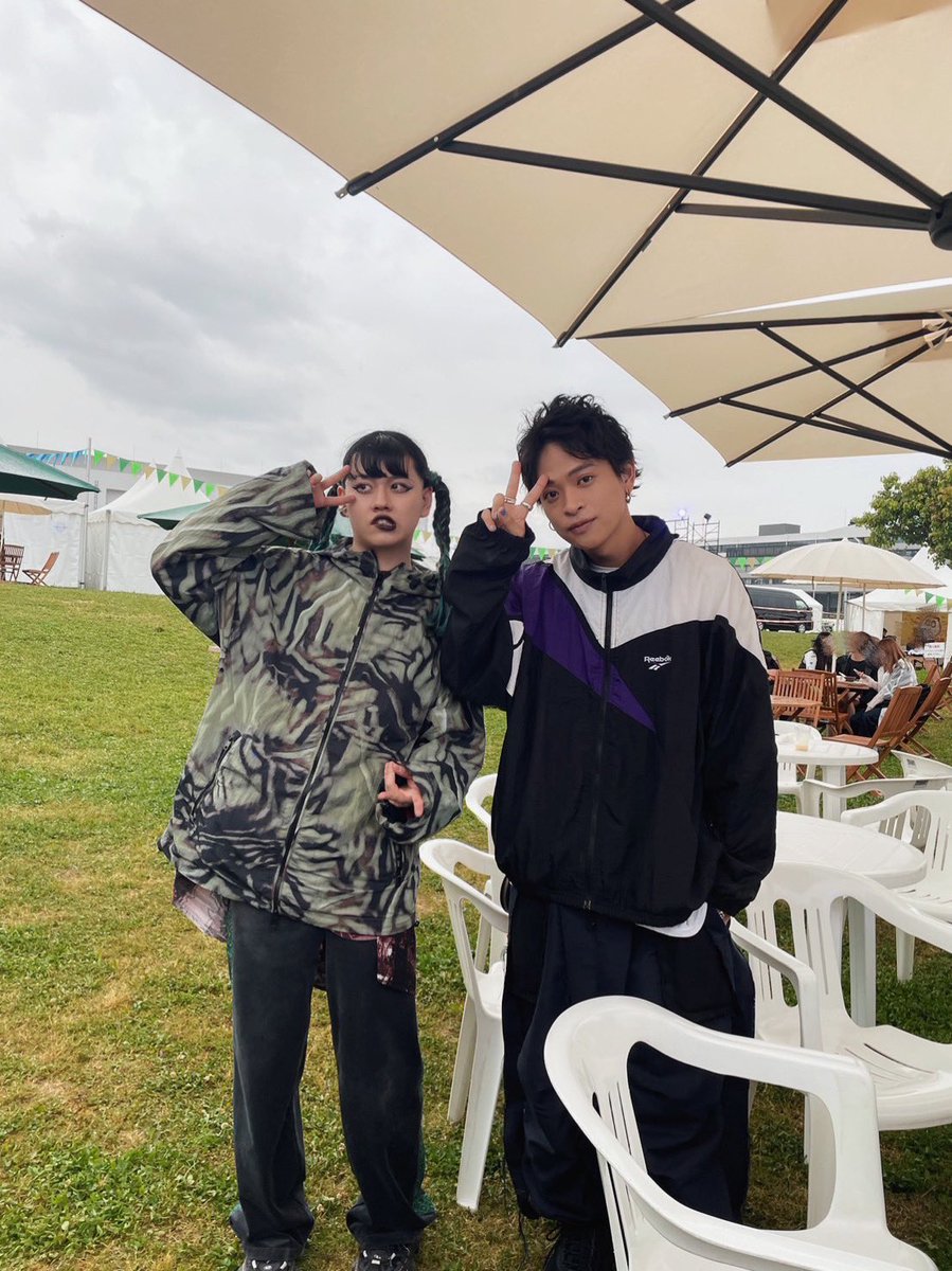 意識せず
あの日と同じポーズで撮ってました。

えぐいかっこいい背中みせてもらいまして
うちらまで救われたライブでした。

あとでまた写真載せるけど
えらい仲良くなりましたのでかなり嬉しい。

ライブ終わってから
あほほど笑った記憶しかなくていい感じ。