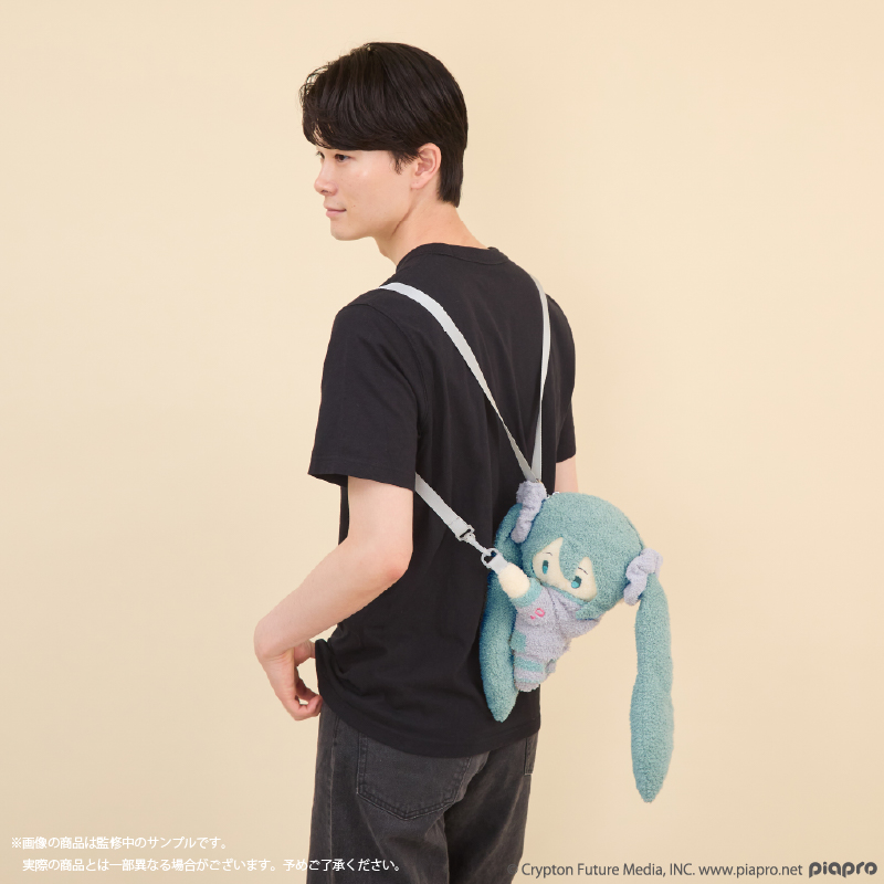 official_palude's tweet photo. ────── ⋅𖥔⋅ ──────
初音ミク meets Palude⋆⁺♬
────── ⋅𖥔⋅ ──────

・2WAYふかもこぐるみバッグ

もこもこ素材を使用した、Paludeオリジナルぬいぐるみシリーズがバッグに！
お揃いのルームウェアを着たミクが、そっと寄り添ってくれます。