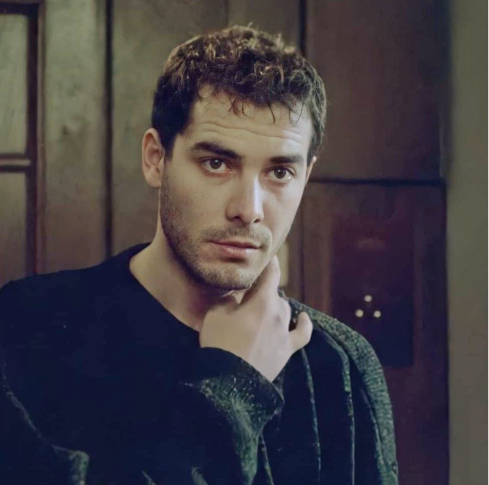 Zeki Demirkubuz'un C Blok filminde Fikret Kuşkan 'ın gençliğini gördüğümden beri iyi değilim🫠