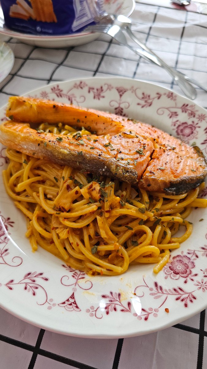 by_babykim's tweet image. Spicy cream pasta with Salmon grill🩷

#babykiminthekitchen #mainmasak2