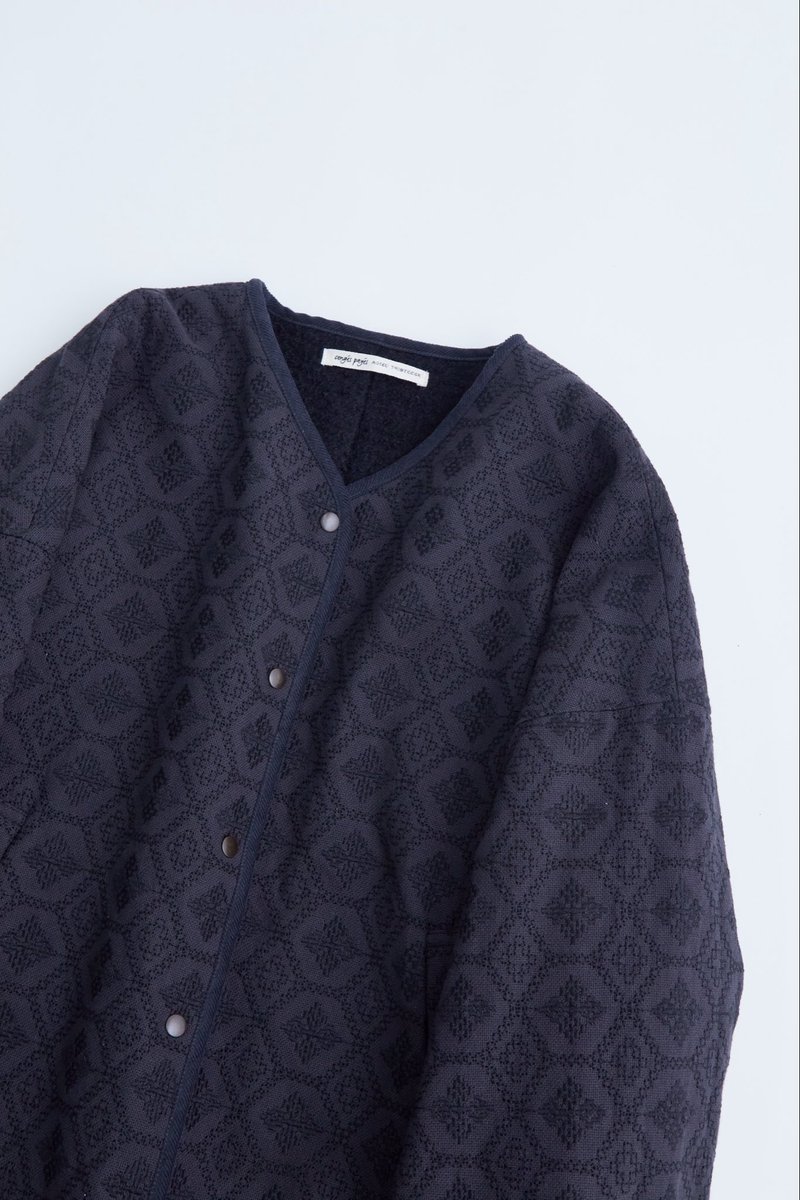 conges payes 
𝐏𝐢𝐜𝐤𝐮𝐩 𝐈𝐓𝐄𝐌 𝟐𝟎𝟐𝟓. 𝟏𝟏

同色の刺繍がナチュラルな雰囲気を
演出するノーカラーブルゾン。

見頃と袖に施された温かみのあるボア。
これからの季節におすすめの
防寒性の高いアイテムをピックアップ。

続きはこちらから▶︎ store.bigi.co.jp/news/3641

#congespayes