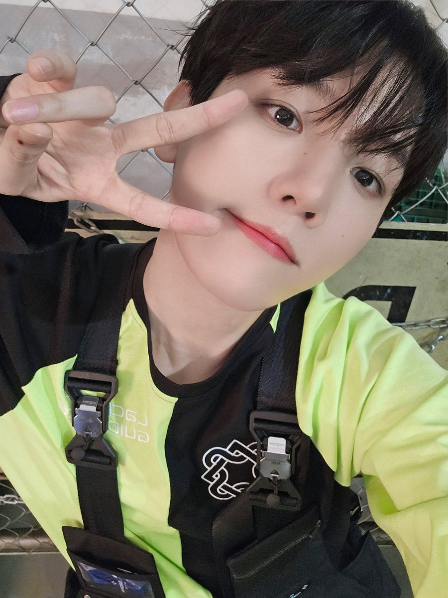 I vote for  #BAEKHYUN #2025MAMAVOTE

Now everyone finally realizes he’s just a master manipulator hiding behind thick eyeliner and that flirty feminine act, making his fans think he’s fragile while they’re already caught in the snake’s trap.