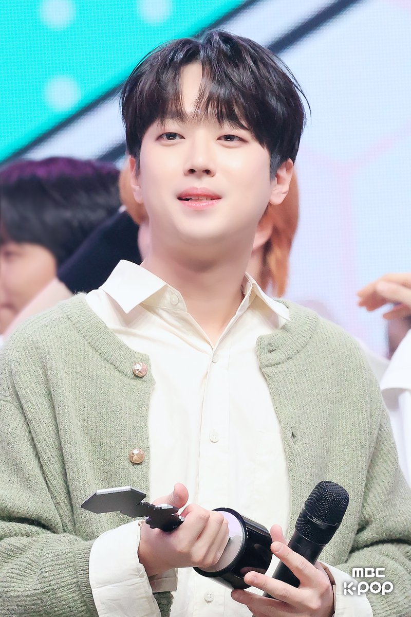 MBC_entertain's tweet photo. 오늘은 왠지 1위🥇할 것만 같았던 날🎉
찬또 생일🎂 &amp; 음중 1위 겹경사🥳

📷 ☞ https://t.co/lLxtvyYktZ

251101 #쇼음악중심 #음중 #1위 #이찬원 @ChanWonOfficial https://t.co/6ZfaSXvScK