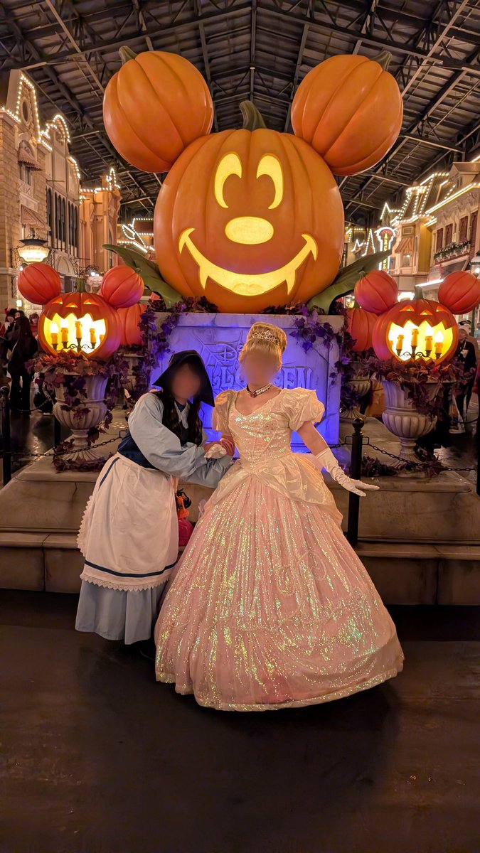 Disney_kasou's tweet photo. １０月３１日
Ｄハロ２０２５ラス日♪♪

この日が仮装デビューのお友達と旧Ｅパレシンデレラ＆スージーでイン♪

到着早々に靴が壊れて閉園まで足ヤバ過ぎたけど💦フレンジーでだいぶ後方なのに２人で踊りまくってめっちゃ楽しかったぁ！！良きラス日♪♪

#Dハロ仮装2025 
#旧Ｅパレ
#お疲れ様でした https://t.co/lSRo8mBioP