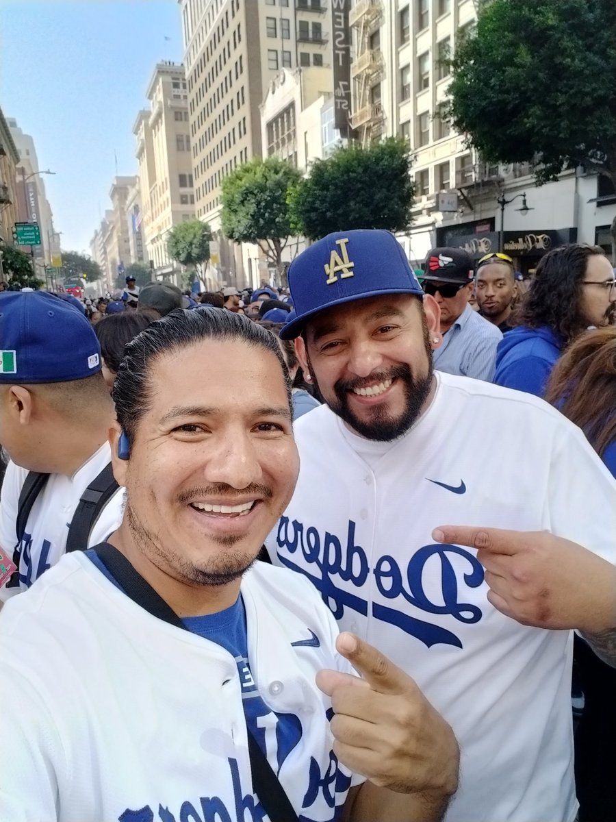 slopmaster00's tweet photo. #Dodgers #ItsTakeOffTime #BackToBackParades https://t.co/mgCc2hVeIC