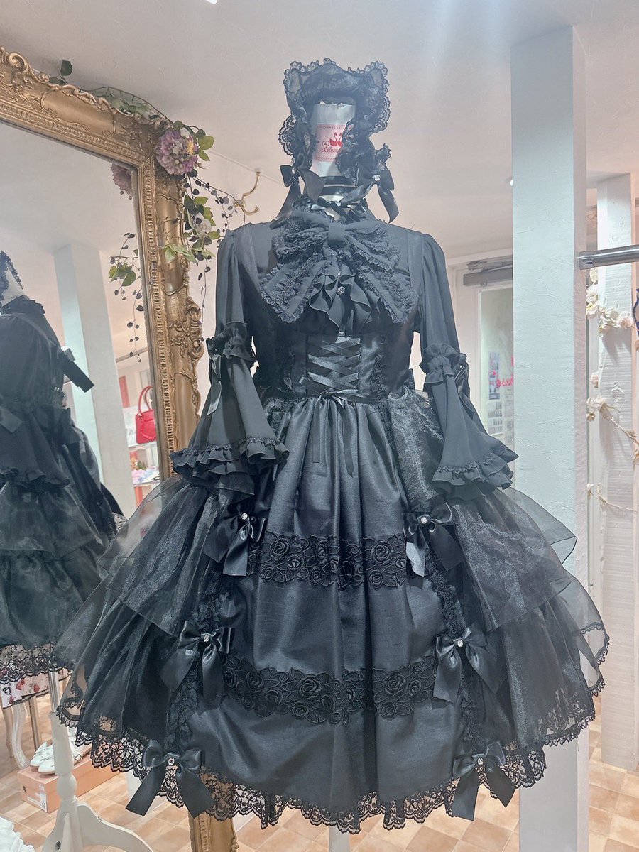 metamorkyoto's tweet photo. 【店頭発売中✨】
♡MellifluousフロントあきフリルJSK
・通常サイズ¥41580
・プラスサイズ¥43,780
♡Mellifluousブリムヘッドドレス¥8580

🩷ピンク
🩵サックス
🤍オフ白
🖤黒

話題のこちら！🥰ふわふわサイドフリル♡ビジュー釦に薔薇レースのロリィタJSK💎✨残り僅かです♡

京都店☎️075(211)8527 https://t.co/sGvMpEVYb4