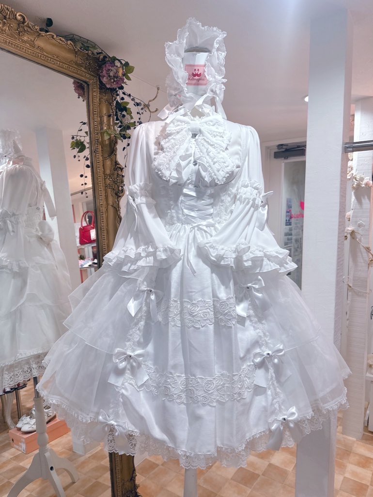 metamorkyoto's tweet photo. 【店頭発売中✨】
♡MellifluousフロントあきフリルJSK
・通常サイズ¥41580
・プラスサイズ¥43,780
♡Mellifluousブリムヘッドドレス¥8580

🩷ピンク
🩵サックス
🤍オフ白
🖤黒

話題のこちら！🥰ふわふわサイドフリル♡ビジュー釦に薔薇レースのロリィタJSK💎✨残り僅かです♡

京都店☎️075(211)8527 https://t.co/sGvMpEVYb4