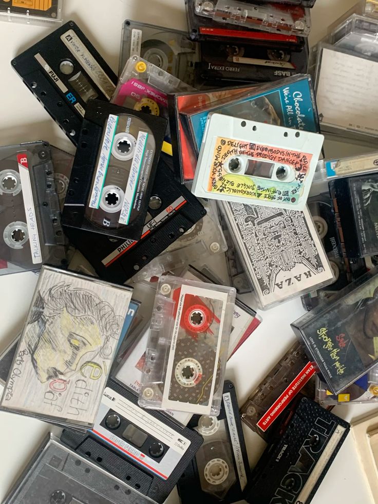 milyyyypp's tweet image. #os #chanlix
&quot;el casete 96.&quot;
Un casete perdido.
Una voz que habla desde 1996.
Y dos chicos que descubren que el tiempo no rebobina… pero el amor sí puede grabarse de nuevo.