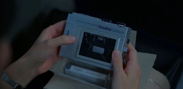 milyyyypp's tweet image. #os #chanlix
&quot;el casete 96.&quot;
Un casete perdido.
Una voz que habla desde 1996.
Y dos chicos que descubren que el tiempo no rebobina… pero el amor sí puede grabarse de nuevo.