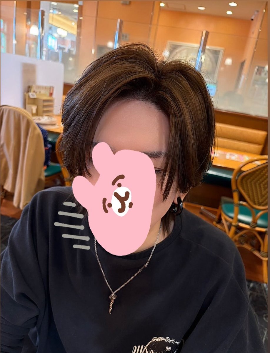 先日美容院でカットカラーしてきた！
髪型も色もセットもめっちゃいい感じにしてくれた！