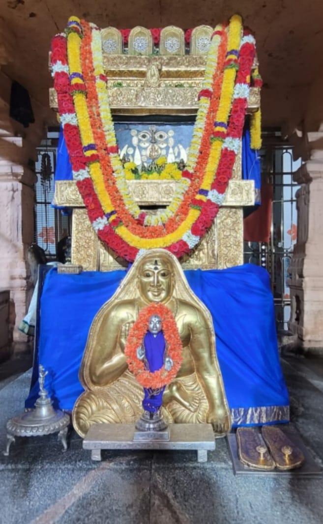 Jaggesh2's tweet image. ಇಂದಿನ ರಾಯರ ಬೃಂದಾವನ ಅಲಂಕಾರ ದರ್ಶನ 🙏