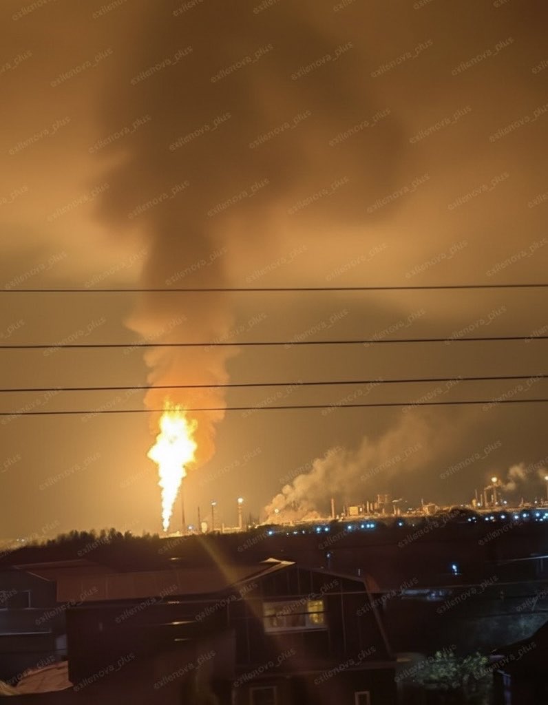 The_Real_ITDUDE's tweet photo. 🔥Lukoil oil refinery in Kstovo having issues tonight🔥 https://t.co/qvh82P8KhJ