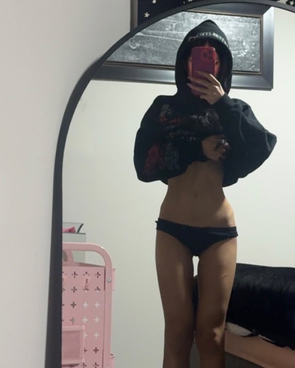 ___riotgrrrl's tweet image. living dead girl