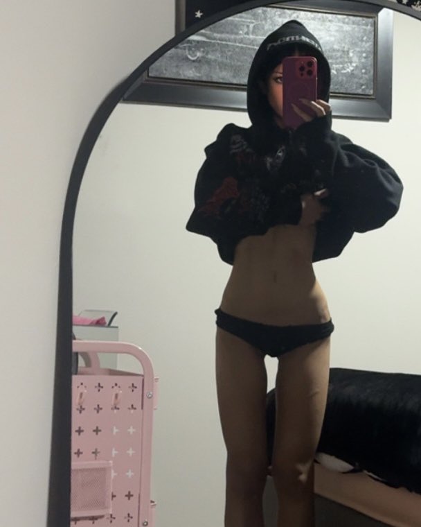 ___riotgrrrl's tweet image. living dead girl