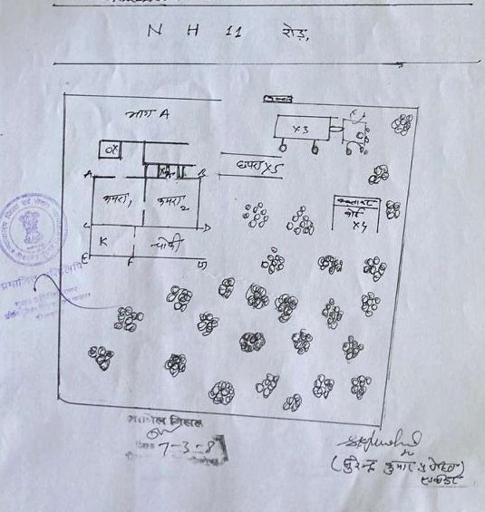 sanjeevc2407's tweet image. The encroachers hold an Ikrarnama (private agreement) for the adjacent plot.
Using that they crossed over into my boundary and now claim that my land, after 50+ years of my possession, somehow “falls into their land.”  

Their entire claim is based on “missing revenue maps&quot; of…