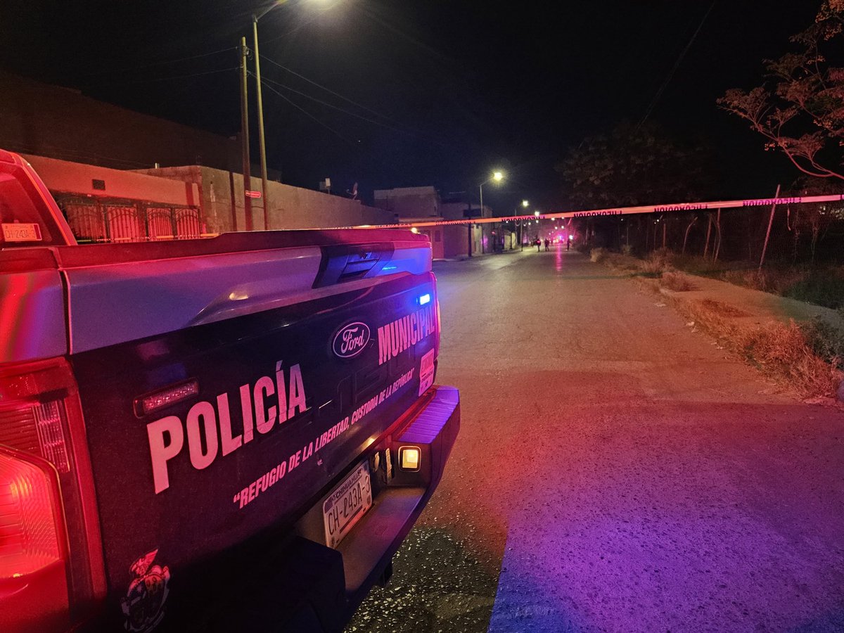 soyfemmes's tweet photo. Una noche de disparos rompió el silencio en la colonia Oasis Revolución en Cd. Juárez. Un hombre fue atacado mientras caminaba, y las autoridades ya investigan lo ocurrido en el cruce de Enrique Terrazas y Salvador Mercado. #cdjuarez #Chihuahua https://t.co/dqHlGfQjGv