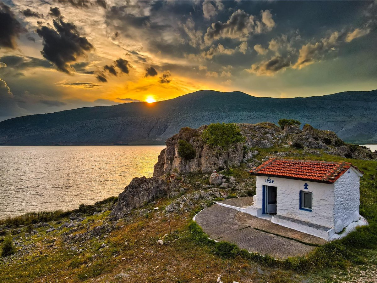 Και περιπλανώμενοι στην πολύβουη καθημερινότητα 

Ξεχάσαμε πόσο όμορφο είναι το απλό 

(Φωτο: Λίμνη Πετρών- Φλώρινα)

youtu.be/9KguKieqH90?si…