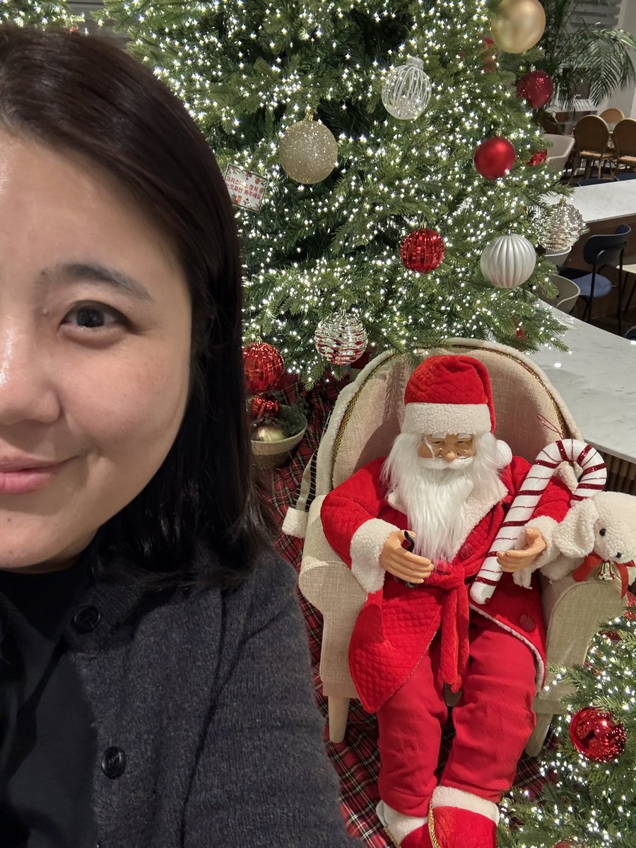 가을이랑 겨울이 공존하는 것 같은 요즘이네요🍁❄️
단풍을 보면 아직 가을인데
아침저녁으론 너무 추워요….. ㅎㅎ
어제 형님이랑 카페에 갔었는데
거긴 벌써 크리스마스더라고요🎄😆
어느덧 올해도 두달이 채 남지 않았어요
연말 다가오면 마음도 뒤숭숭하고 좀 그렇잖어요
다들 별일없이 잘