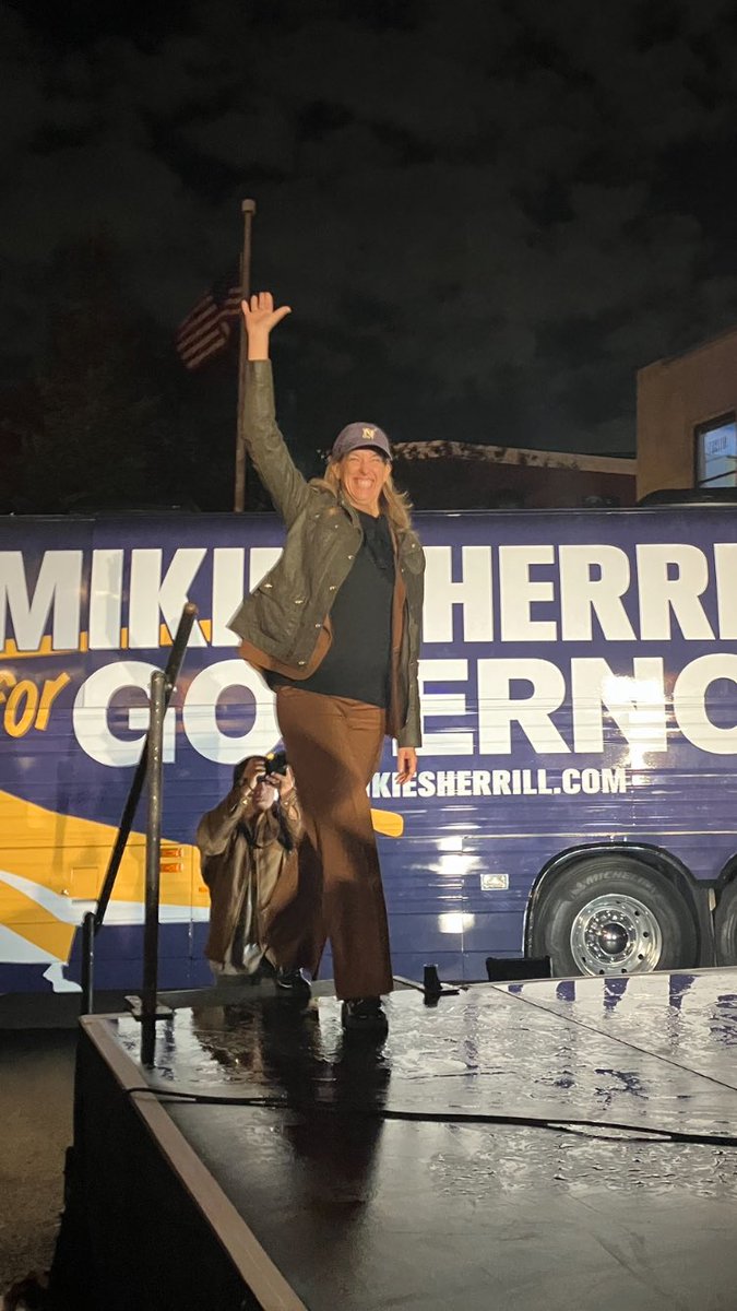 Hometown brought it tonight for <a href="/MikieSherrill/">Mikie Sherrill</a>! #VOTENJ <a href="/MontclairDems/">Montclair Democrats</a>
