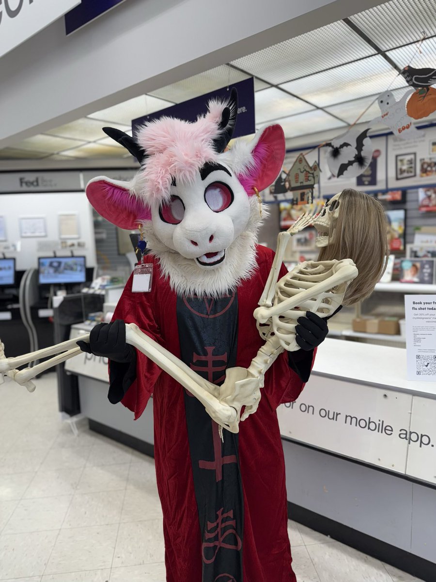Anyone else fursuit to work?
#furry #fursuit #Halloween