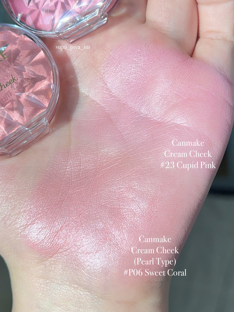 เปรียบเทียบครีมบลัชโทนชมพูสุดน่ารักจาก Canmake ทั้งสองรุ่นมาให้ดูกัน 

-Cream Cheek เบอร์ 23 สีชมพูออกไปทางโทนเย็นมากกว่า ฟีลกลีบดอกบัว แต่สีไม่แก่ ทาบนแก้มละยังน่ารัก

-Cream Cheek รุ่น Pearl เบอร์ P06 สีชมพูสดใสกว่า เนื้อบลัชมี shimmer เล็กๆช่วยกระจายแสง ฟีลบลัชผสมไฮไลต์