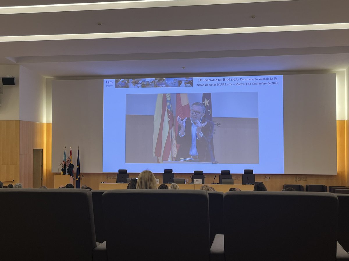 BioeticaAsist's tweet photo. Nos encontramos ahora en la tercera mesa de esta jornada. Pedro Agustín Talavera Fernández nos traslada algunas reflexiones sobre la importancia de la bioética y la necesidad de formación en los profesionales sanitarios. https://t.co/Ly07lf9pdt