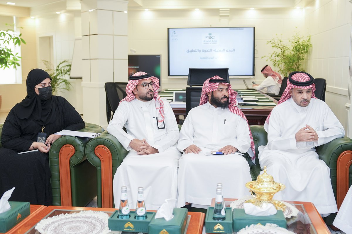 استقبل أمين منطقة الحدود الشمالية المهندس هشام العوفي مدير صحة المنطقة الأستاذ منصور الرشيدي لبحث التعاون في تنفيذ برنامج المدن الصحية، واستثمار المسطحات الخضراء ومضامير المشاة لتعزيز الأنشطة الصحية وجودة الحياة لأهالي المنطقة .

#أمانة_منطقة_الحدود_الشمالية