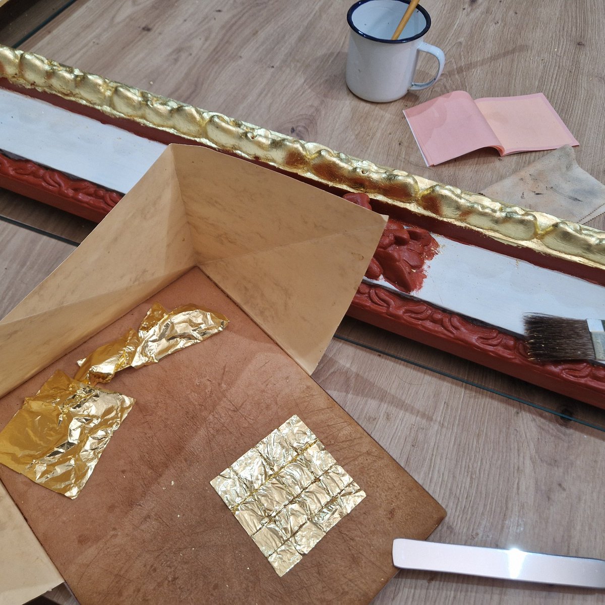jcbuenoj's tweet photo. En proceso de restauración y dorado con oro fino de marco español del siglo XVIII
#bellasartes
#fineart
#restauración
#oro https://t.co/r10Qt0ssdo