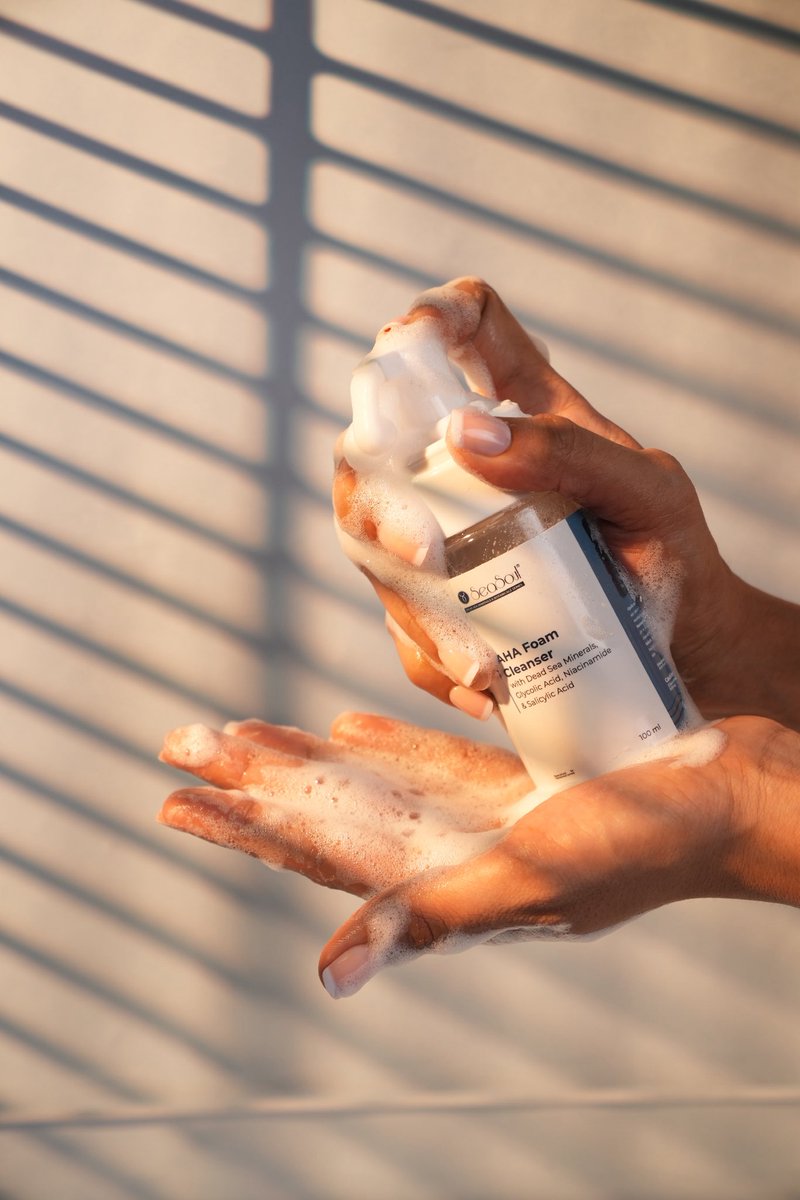 SEASOULCOSMETIC's tweet photo. After those boring Tuesday’s work week do not forget to cleanse your skin to make yourself happy 
#happyskin #skincare #Seasoullove #SeasoulCosmetics #cleanser #cleansethedirt #corporatestress #SkincareRoutine https://t.co/mCiTZNT8zc