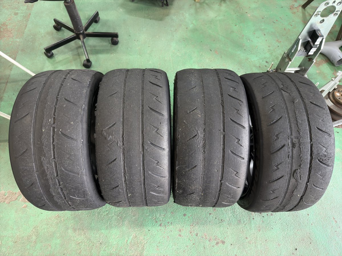 筑波サーキット周辺では、
A052が少なくなり、R31の200Rに切り替えてる方々が多いです。

急激にグリップが落ちるわけでも無く、
この残り溝までグリップしてます。  
扱い方をA050 G/Sと同じ使い方をしてる方々は、良いタイムを出してます。