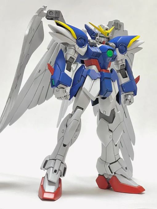 エンドレスワルツ特別篇を映画館で見てテンション上がってその勢いで組み始めたHGFAのウイングガンダムゼロカスタムが完成しました! このシリーズの造形ほんと好き^_^