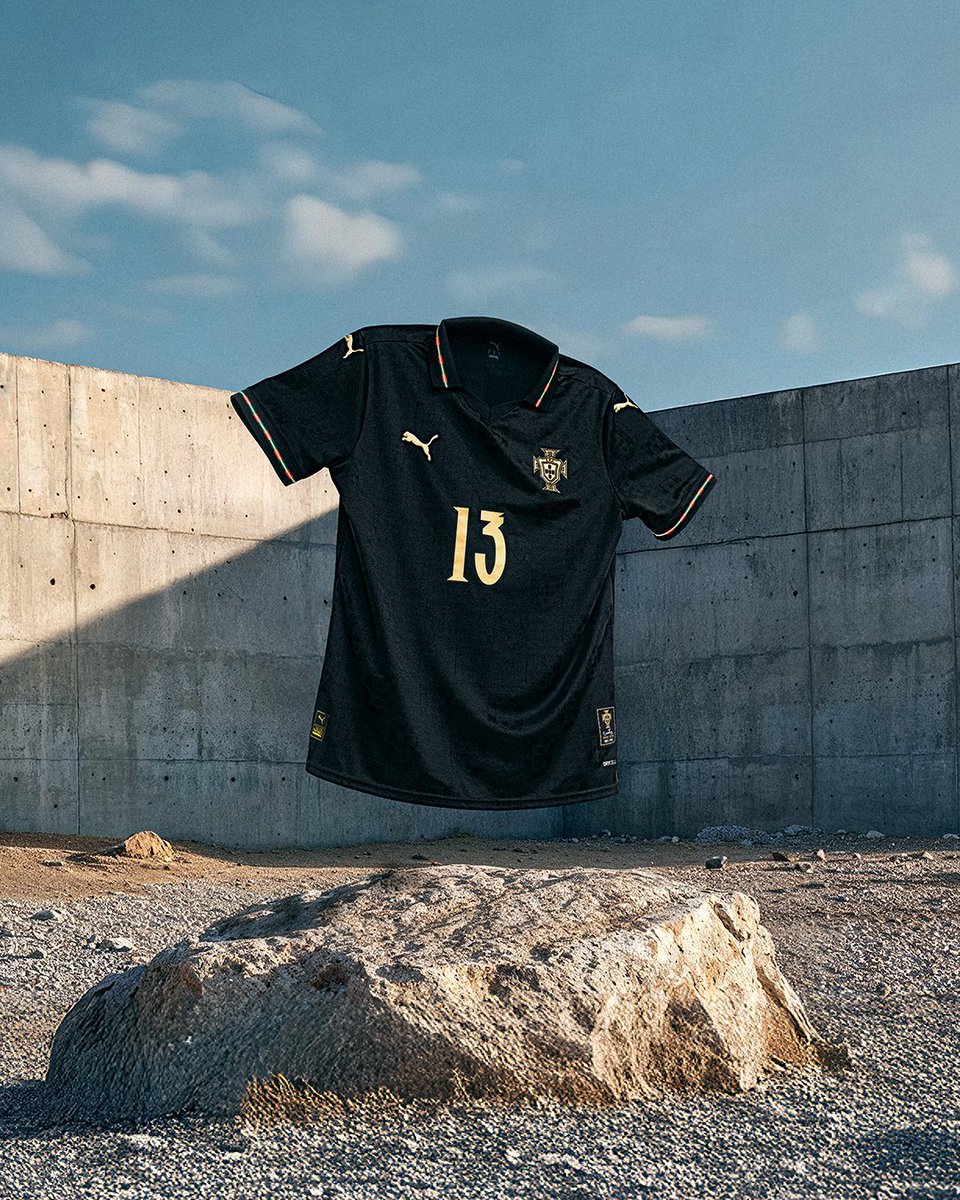 JordanS7_'s tweet photo. Puma qui dévoile un maillot spécial pour le Portugal en hommage à Eusebio mon Dieu qu'il est magnifique🤩 https://t.co/JtshkBjVeA