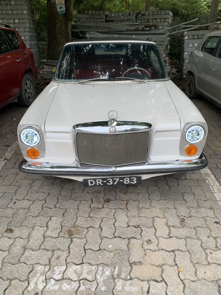 Lloyd_HBMG's tweet image. Vintage old school Mercedes Benz available for rental #EntrepreneurLife - don’t hesitate to contact me via DM or call ☎️ +2348060359689 #EntrepreneurLife #VintageCars