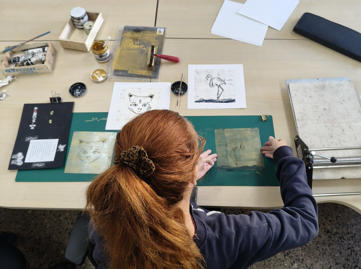 Neus_Mota's tweet photo. Avui ja estem acabant les últimes monotipies per l'exposició "Supervivència". Inaugurem el 19 de novembre i va acompanyada del Fanzine. Quina emoció! Sou les millors. #SiArt #ArtSocial https://t.co/SDNMup47U3