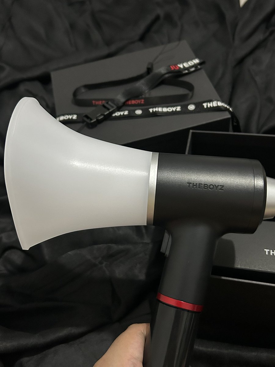 lovjunhoe's tweet image. wts / lfb ( pls rt ) ph

the boyz lightstick v1 with juyeon strap

⭐️ never been used 
💳 gcash / maya 
📦 can do meet up around u-belt or araneta 
❕ payo : ) 

dm/reply to buy 

tags tbz sangyeon jacob younghoon hyunjae juyeon kevin new q haknyeon sunwoo eric