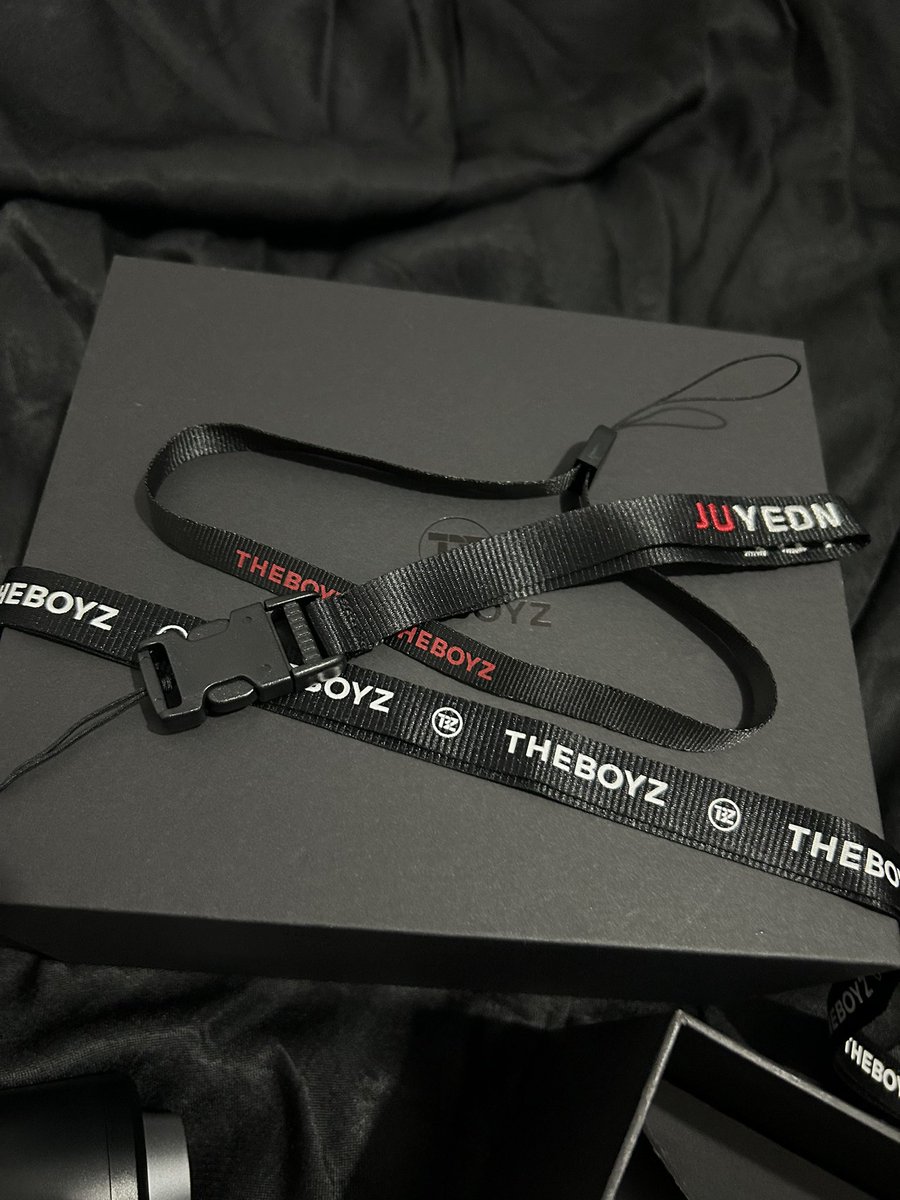 lovjunhoe's tweet image. wts / lfb ( pls rt ) ph

the boyz lightstick v1 with juyeon strap

⭐️ never been used 
💳 gcash / maya 
📦 can do meet up around u-belt or araneta 
❕ payo : ) 

dm/reply to buy 

tags tbz sangyeon jacob younghoon hyunjae juyeon kevin new q haknyeon sunwoo eric