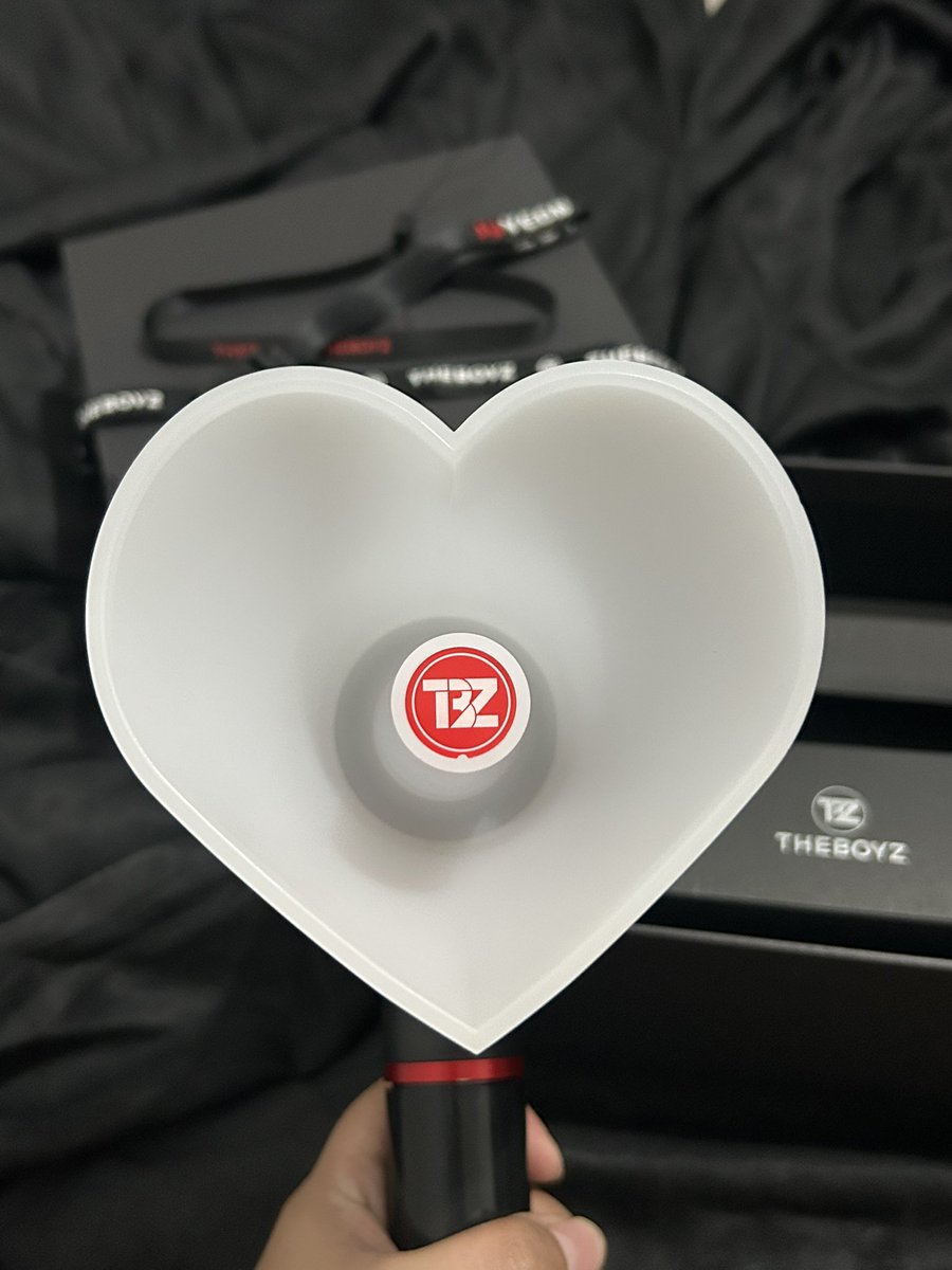 lovjunhoe's tweet image. wts / lfb ( pls rt ) ph

the boyz lightstick v1 with juyeon strap

⭐️ never been used 
💳 gcash / maya 
📦 can do meet up around u-belt or araneta 
❕ payo : ) 

dm/reply to buy 

tags tbz sangyeon jacob younghoon hyunjae juyeon kevin new q haknyeon sunwoo eric