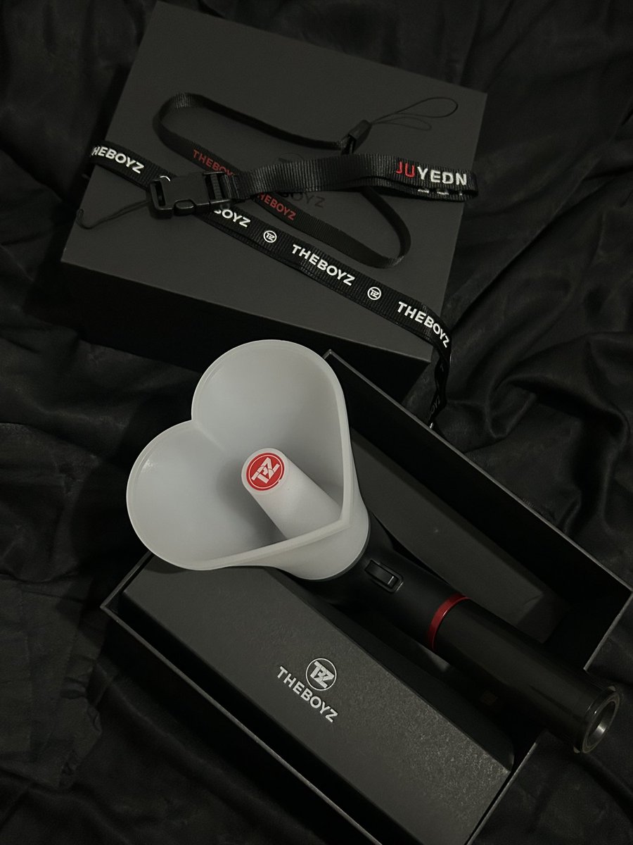 lovjunhoe's tweet image. wts / lfb ( pls rt ) ph

the boyz lightstick v1 with juyeon strap

⭐️ never been used 
💳 gcash / maya 
📦 can do meet up around u-belt or araneta 
❕ payo : ) 

dm/reply to buy 

tags tbz sangyeon jacob younghoon hyunjae juyeon kevin new q haknyeon sunwoo eric