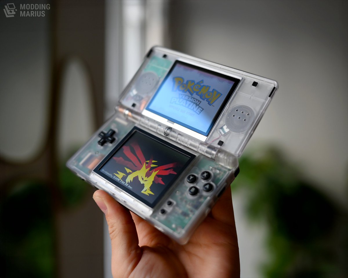 moddingmarius's tweet image. On se fait une petite pause sur un bon Pokémon ?

(Je lui préfère HeartGold, mais secret 🤐)

---⚙️---
- USB-C
- New Battery
- Sticker from @SakuraRetroModd

🪱